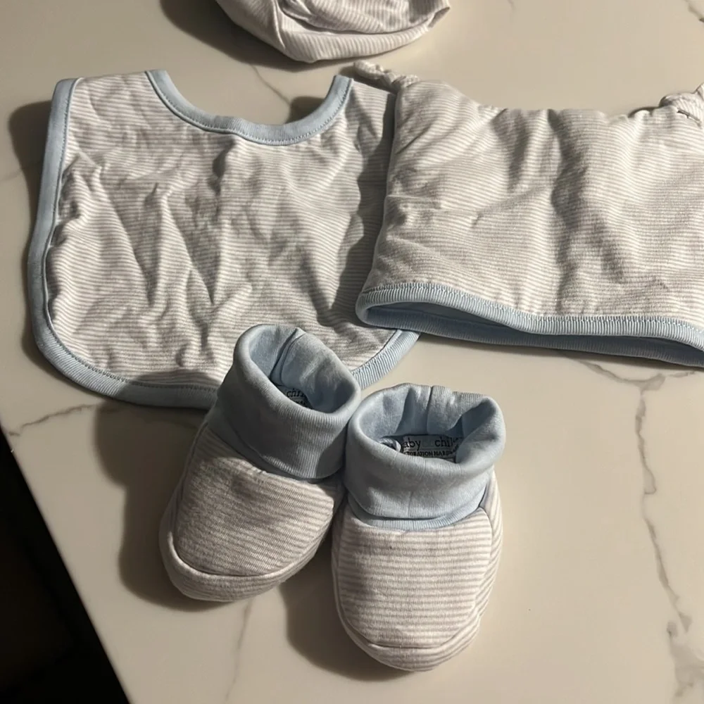 Restoration hardware baby 6-12 months bib hat and bootie set new blue grey